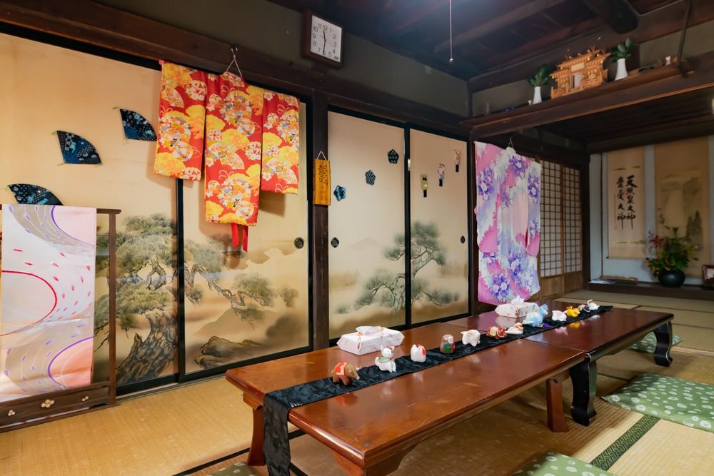 広間と着物の展示